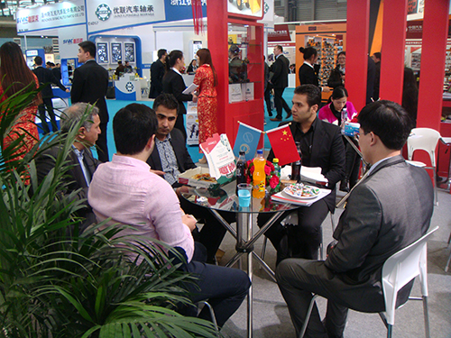 CUSTOMER MEETING AT THE EXHIBITION